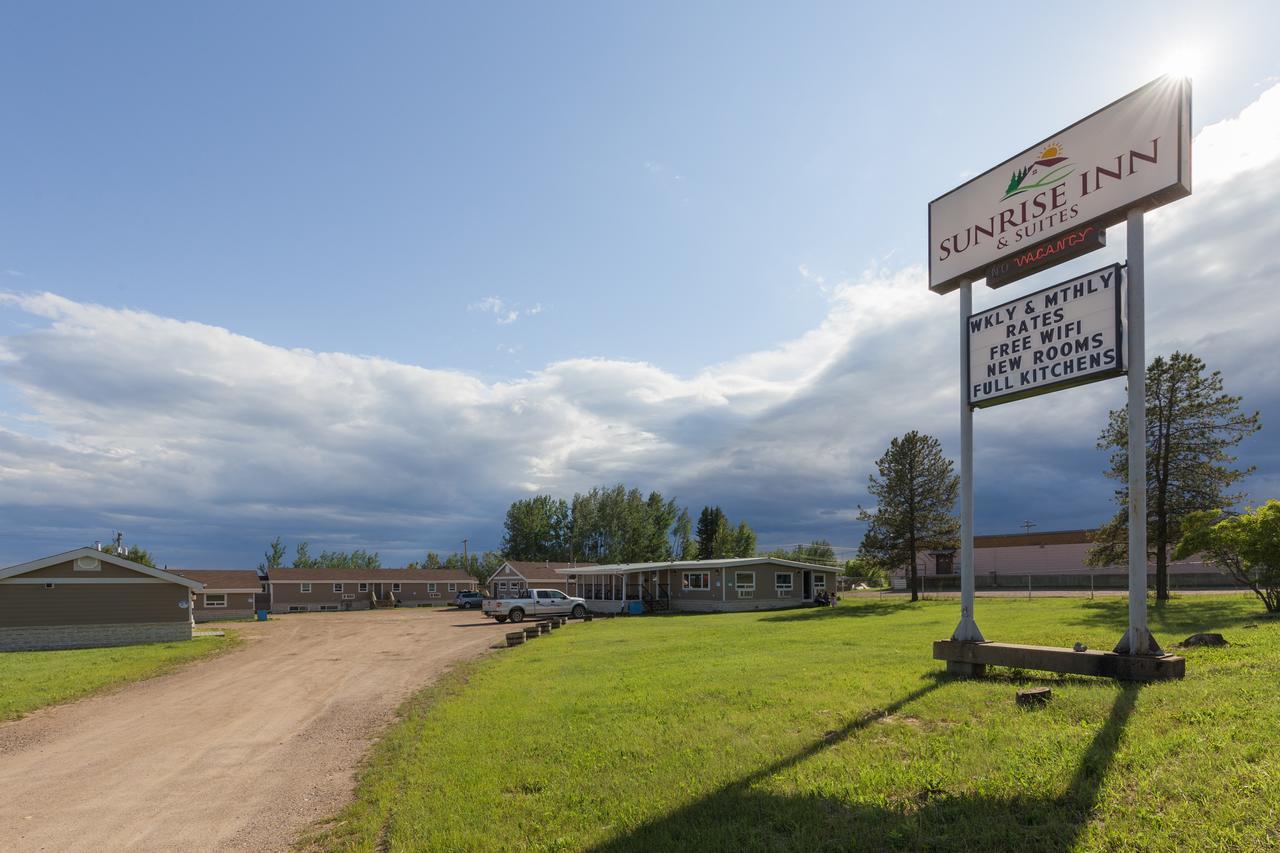 Sunrise Inn & Suites Fort Nelson Exterior foto